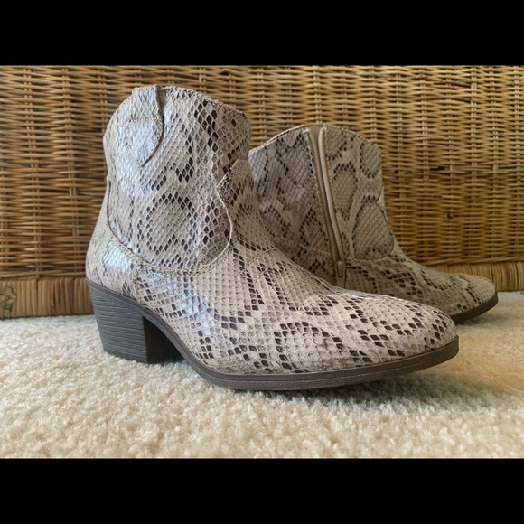 Faux leather snake skin heeled boots - Picture 2 of 3
